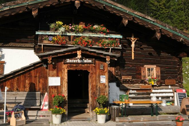 Die Unterhofalm beim Parkplatz lädt zur Einkehr und Stärkung ein
