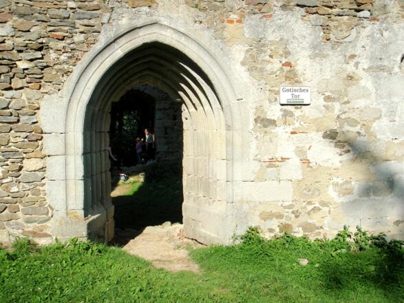 Gotisches Tor im Innenhof