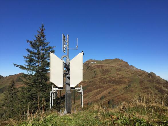 moderne Technik im Aufstieg zum Falzerkopf. Im Hintergrund der Diedamskopf