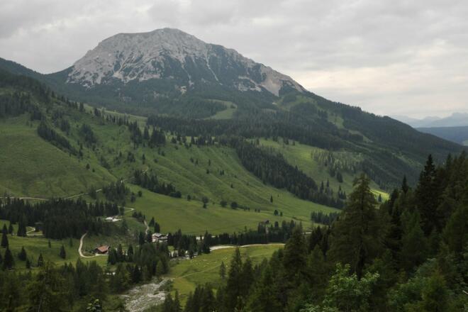 Blick zurück zu den Hofalmen und dem Rötelstein im Hintergrund