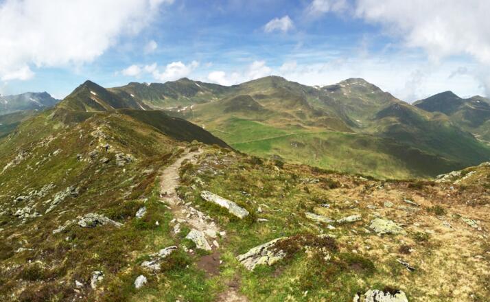 Wandern in anmutiger Landschaft ist Erholung für Körper und Seele