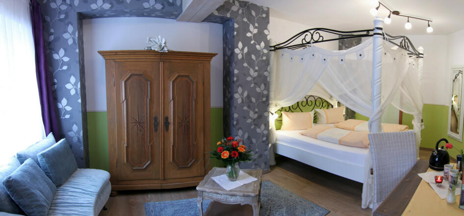 Himmelbettzimmer weiss