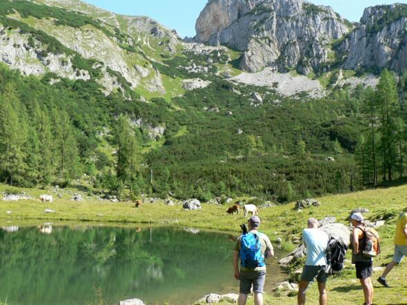 Oberhalb des Sees thront die Rote Wand, der höchste Punkt dieser Tour