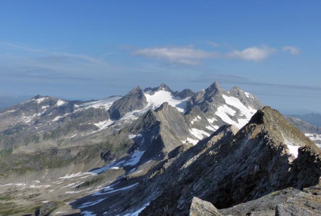 Blick von der Zillerplattenspitze nach Norden in das Herz der Reichenspitzgruppe