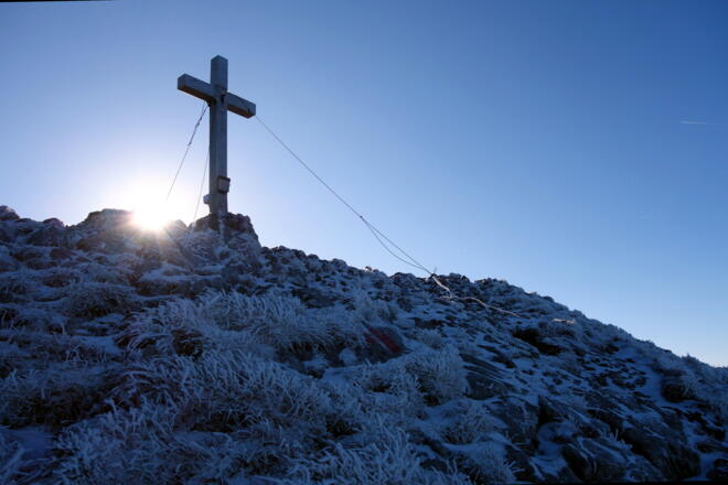 Kleiner Pyhrgas, Kreuz bei Sonnenaufgang