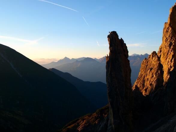 Risserturm mit Serles im Hinergrund