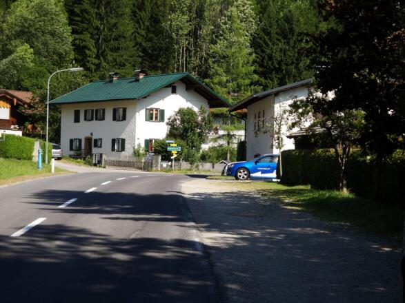 Auf der rechten Straßenseite gibt es eine kostenfreie Parkmöglichkeit. Links vorne beginnt unser Anstiegsweg.
