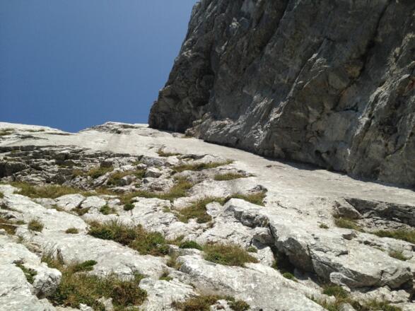 Blick rauf am Ende der 3.Seillänge: zuerst leicht links nach oben dann rechts in die Verschneidung
