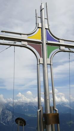 Das neue schöne Gipfelkreuz des Schafmarebenkogels