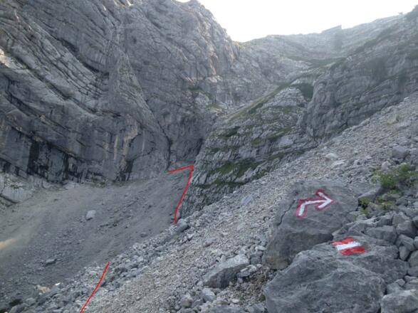 Bei ca. 1480m gerade aus weiter über das Schotterfeld