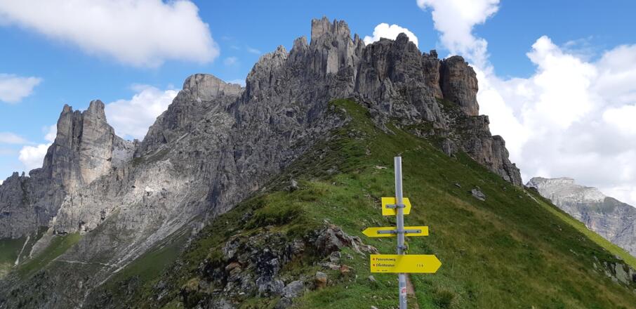 Den Wegweisern zurück zum Ausgangspunkt folgen