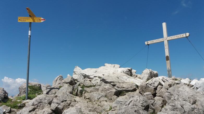 Wegweiser und Gipfelkreuz am Augstenberg, 2359 m.