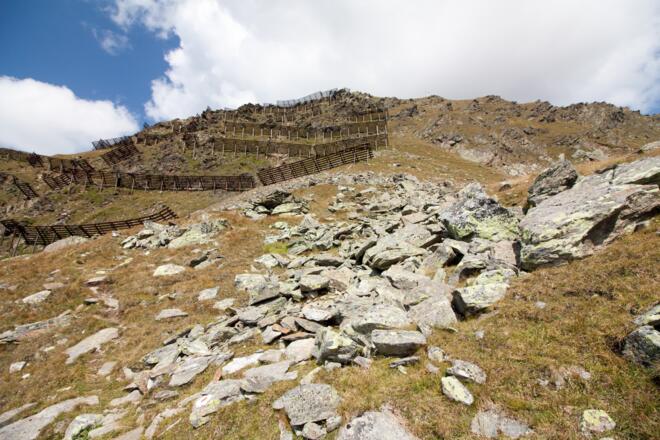 Über Platten zu dem Schutzwall