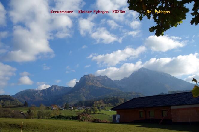 Das Gipfelziel (Mitte) von Fahrenberg