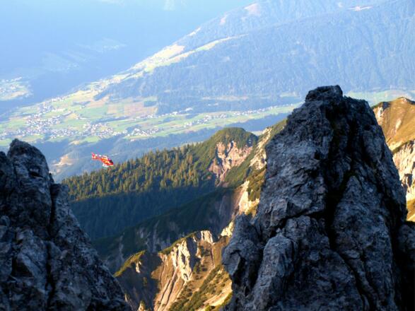 Am Westgrat, Heli über der Eppzirlerscharte.