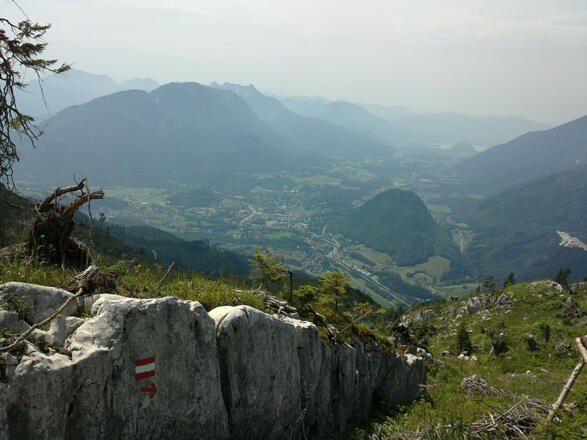 Beim Abstieg hat man immer Bad Ischl vor sich.