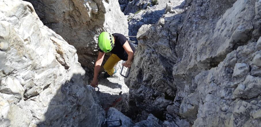 Über Klammern hinauf