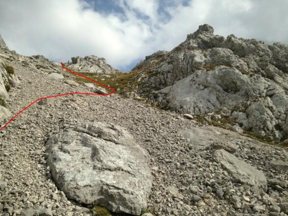 Nach dem Ende der Klettertour kurz die Schotterrinne nach rechts queren, dann über den grasigen Abschnitt nach oben in Richtung Welser Hütte
