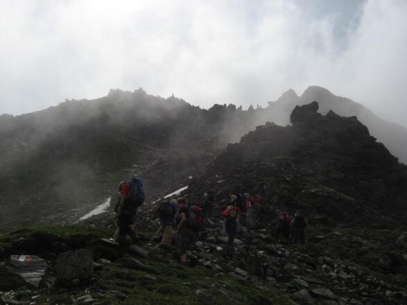 Kurz bevor das Gelände wieder flacher wird, erreichen wir die zweite seilversicherte Stelle auf dem Weg zum Beiljoch.