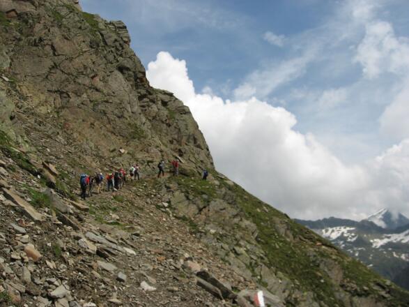 Abstieg vom Beiljoch Richtung Gletschermoräne des Sulzenauferners. Der Weg ist gut markiert.