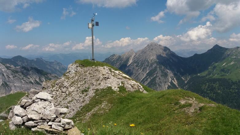 Spitz oben: grasige Querung zum Sendemast.