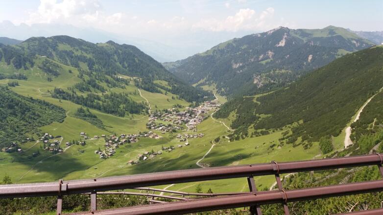 Von der Lawinenverbauung haben wir einen tollen Blick auf Malbun.
