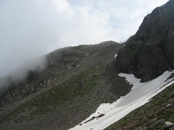 Blick zurück Richtung Aufstieg zum Großen Trögler. Im Bild die steile Rinne die man auf markierten Steig queren muß.