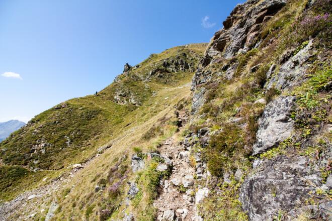 Weiter an der felsigen Wand in einem Bogen