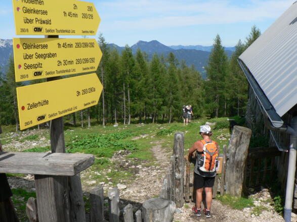 Auf der anderen Seite der Hüttenterrasse folgen wir den Wegweisern zum Gleinkersee durch den Seegraben
