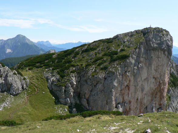 Der Weg zur Roten Wand führt zuerst einige Schritte bergab, bis er über einen Wiesensteig nach oben zieht
