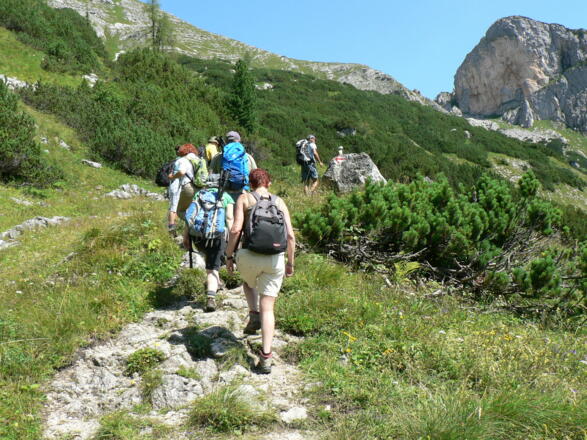 Schöne Ausblicke auf die Rote Wand erleichtern den Aufstieg