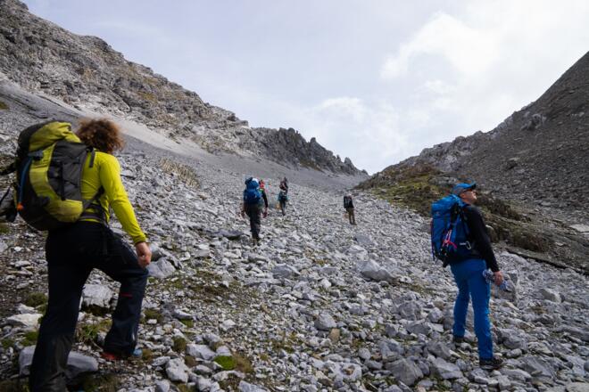Hinter der Eng (9) steigt das Gelände stetig an, der Untergrund besteht aus Schotter und losem Stein.