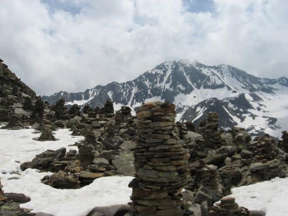 Am Beiljoch im Hintergrund der Apere Freiger
