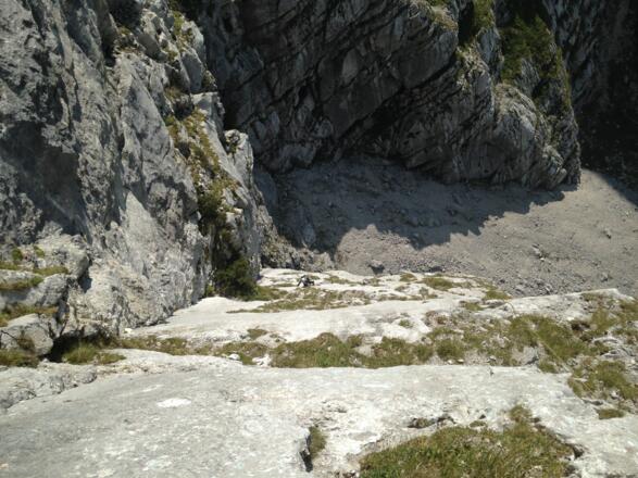 Tiefblick mit Platten in der 3. Seillänge