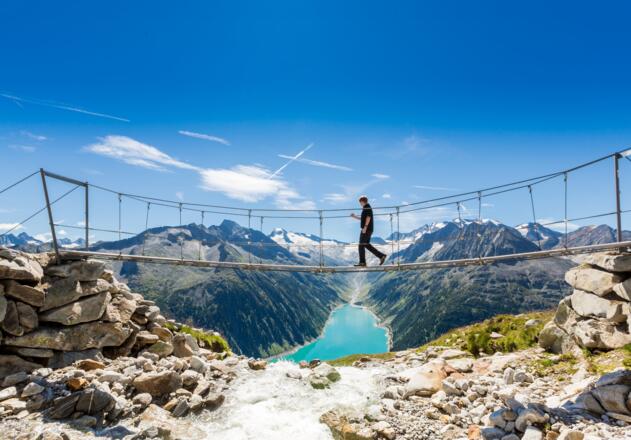 Kurz nach der Olpererhütte überqueren wir gleich eine spektakuläre Hängebrücke, die uns etwas Mut abverlangt