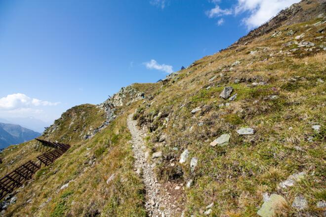 Noch kurz bis zu dem Lawinenschutzwall