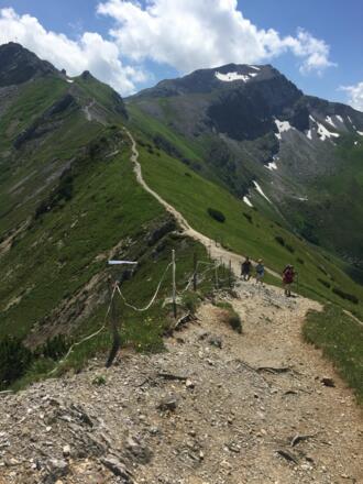 Vom Aussichtspunkt zu den beiden Gipfeln Spitz und Augstenberg.