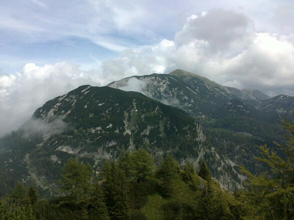 Blick vom Gipfel zum Schönberg (Wildenkogel), den westlichsten Zweitausender des Toten Gebirges