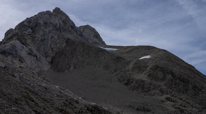 Das letzte Stück auf die Wasenspitze führt quer über das Blockfeld (10). 