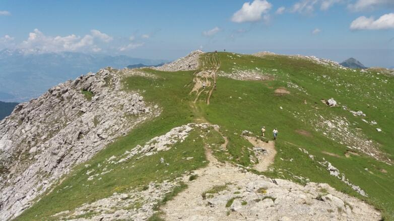 Fast eben wandern wir zum Steinmann und Gipfelkreuz Augstenberg.
