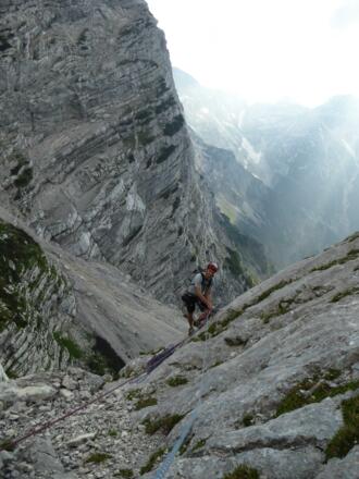 Stand am Ende der 5. Seillänge. Achtung Steinschlaggefahr durch Schotter