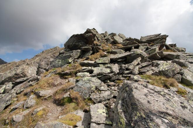 Über den plattigen Grat weiter