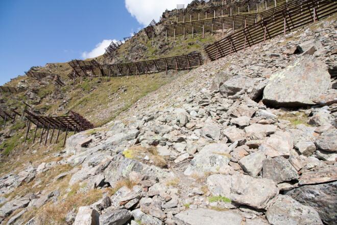Über die Platten zu dem Durchgang
