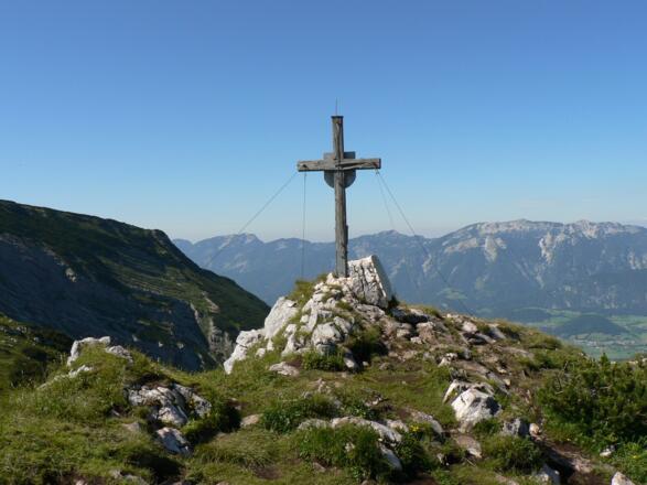 Den Gipfel der Roten Wand markiert ein einfaches Holzkreuz und eine Gedenktafel
