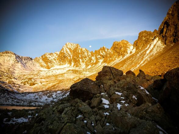 Rinnennieder mit Mond