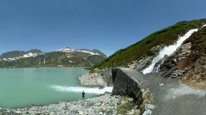 Im Silvrettastausee mit Blick zurück zur Bieler Höhe