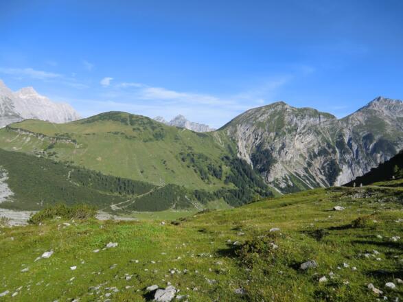 Das Ladizköpfl (links, 1920 m) und der Mahnkopf (rechts, 2094 m) aus Blickrichtung Hohljoch