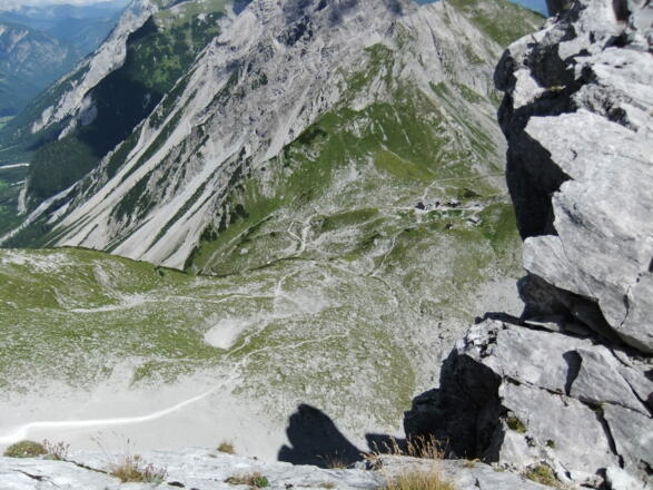 Die Lamsenjochhütte mit Blick von der Lamsenscharte