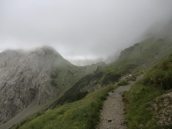 Der Pfad zwischen westlichem und östlichem Lamsenjoch mit der bereits sichtbaren Lamsenjochhütte