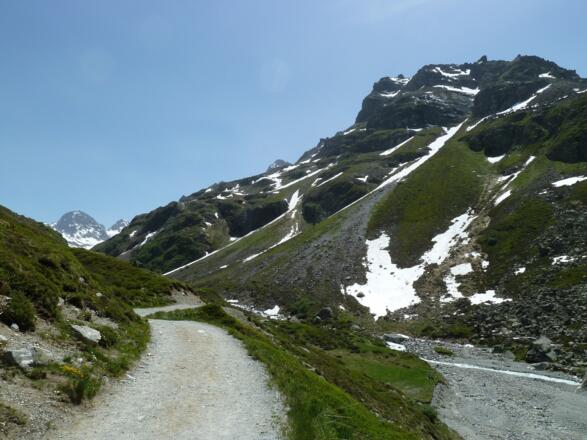 Am Ende des Stausees biegt man ins Ochsental ein.